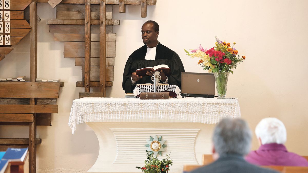 Farář Bob Ogola: Češi se neumějí v kostele smát